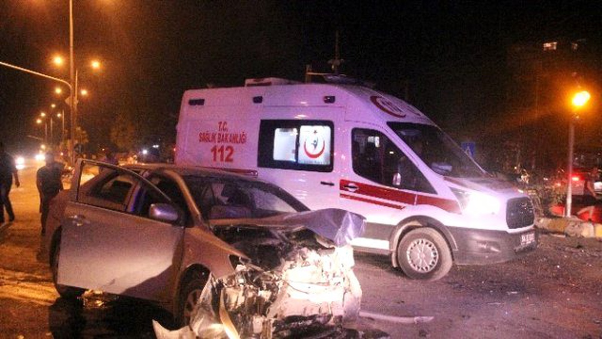 Sakarya\'da İki Otomobil Kafa Kafaya Çarpıştı: 3 Yaralı