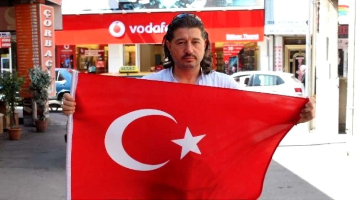 Şehit Polisler İçin Tek Kişilik \'Türk Bayraklı\' Saygı Duruşu