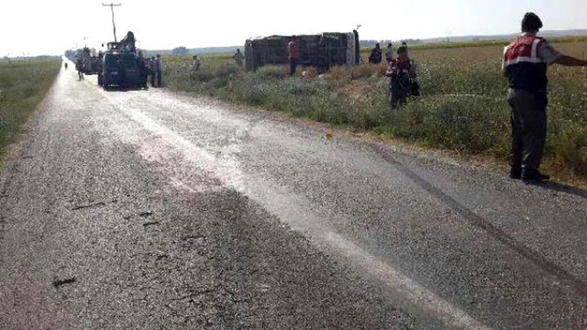 Tarım İşçilerini Taşıyan Midibüs Devrildi: 3 Ölü, 30 Yaralı