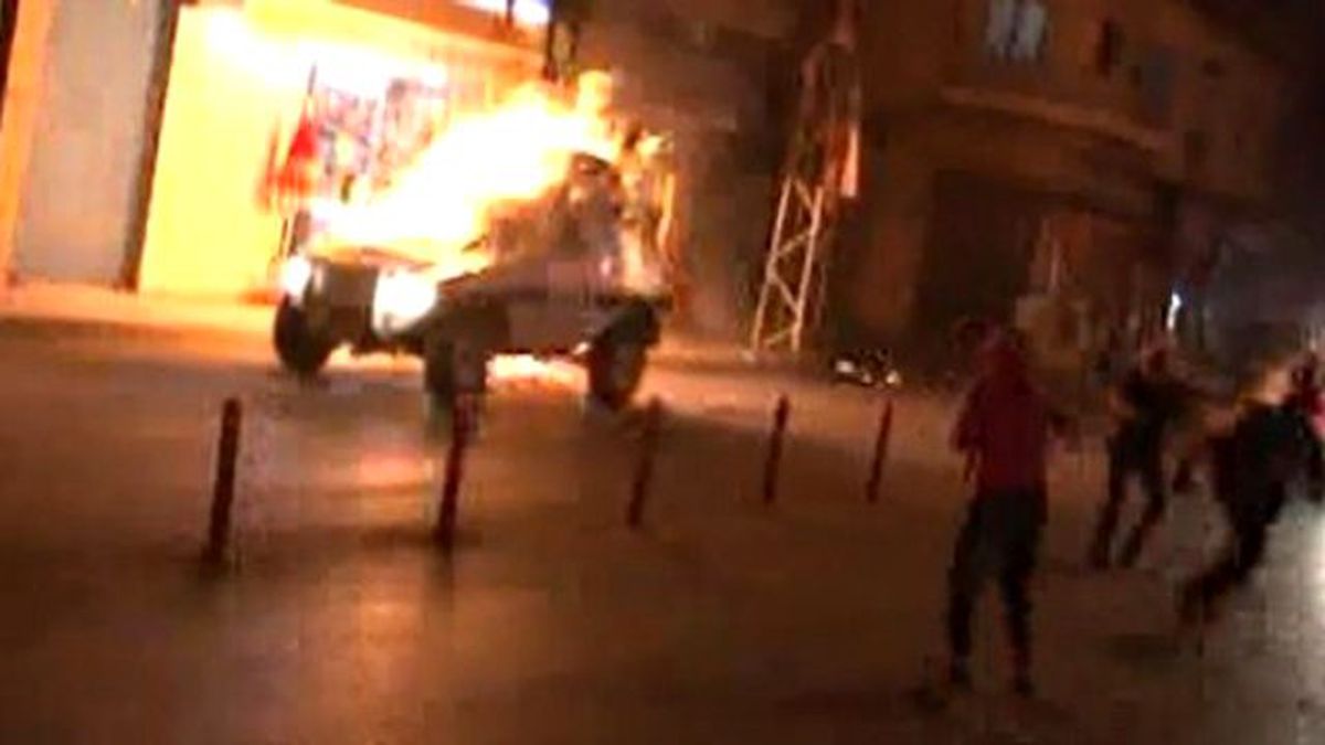 Adana'da PKK Sempatizanları Yol Kesip, Polis Aracı Yaktı