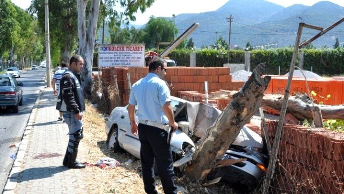 Ağaca Çarpan Otomobildeki 4 Genç Yaralandı