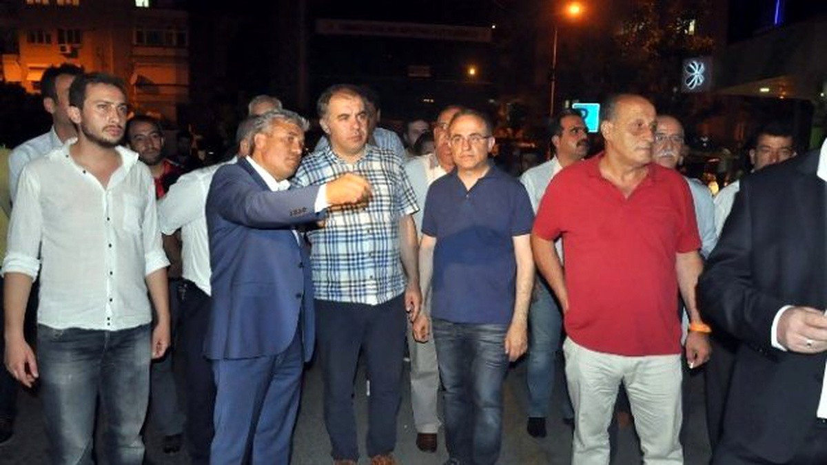 AK Parti Karşıyaka Binası Önüne Ses Bombası Atıldı