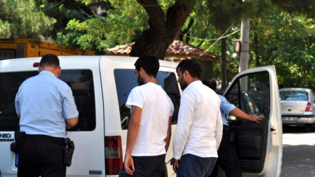 Ayvacık\'ta 3 Minibüste Toplam 76 Kaçak Yakalandı