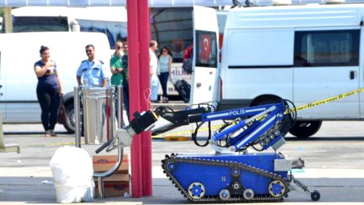 Bursa\'da Terminalde Unutulan İki Çuval, Bomba İmha Robotuyla Patlatıldı