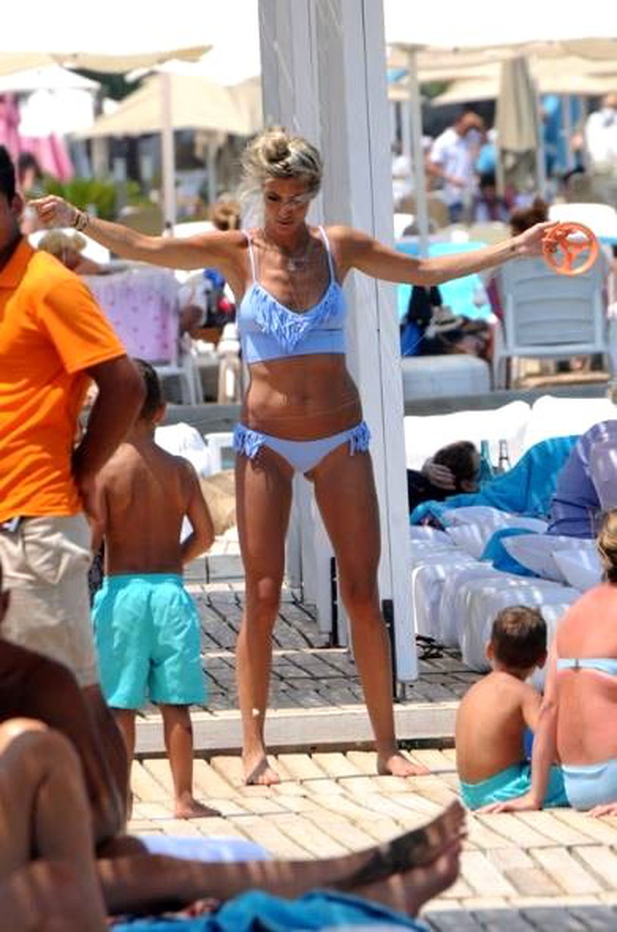 Çağla Şıkel\'ın İç Çamaşırlı Paylaşımı Büyük Tepki Çekti