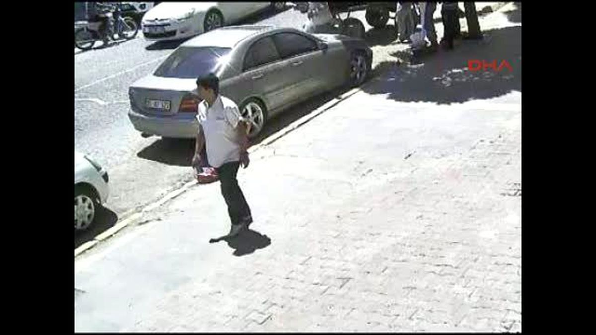 Canlı Bombanın Amara Kültür Merkezi\'ne Girişi Kamerada