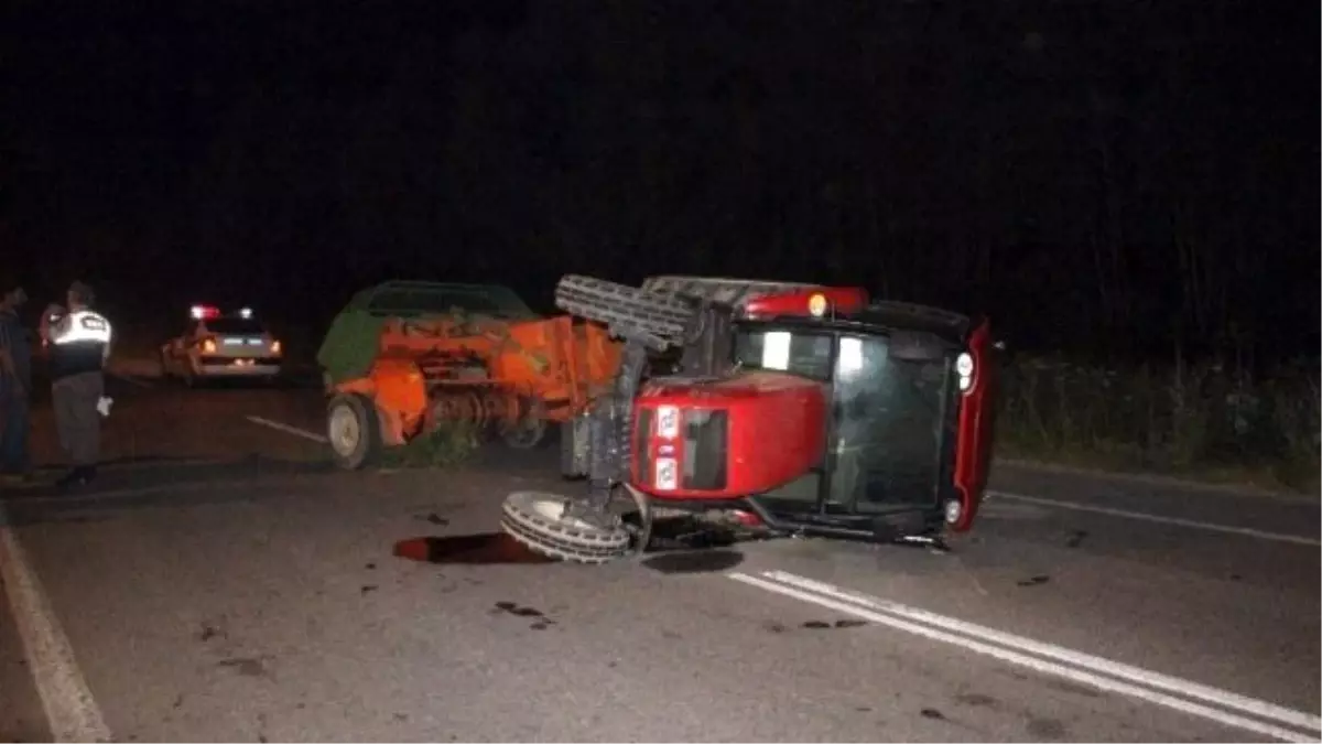 Devrilen Traktör Yolu Trafiğe Kapattı