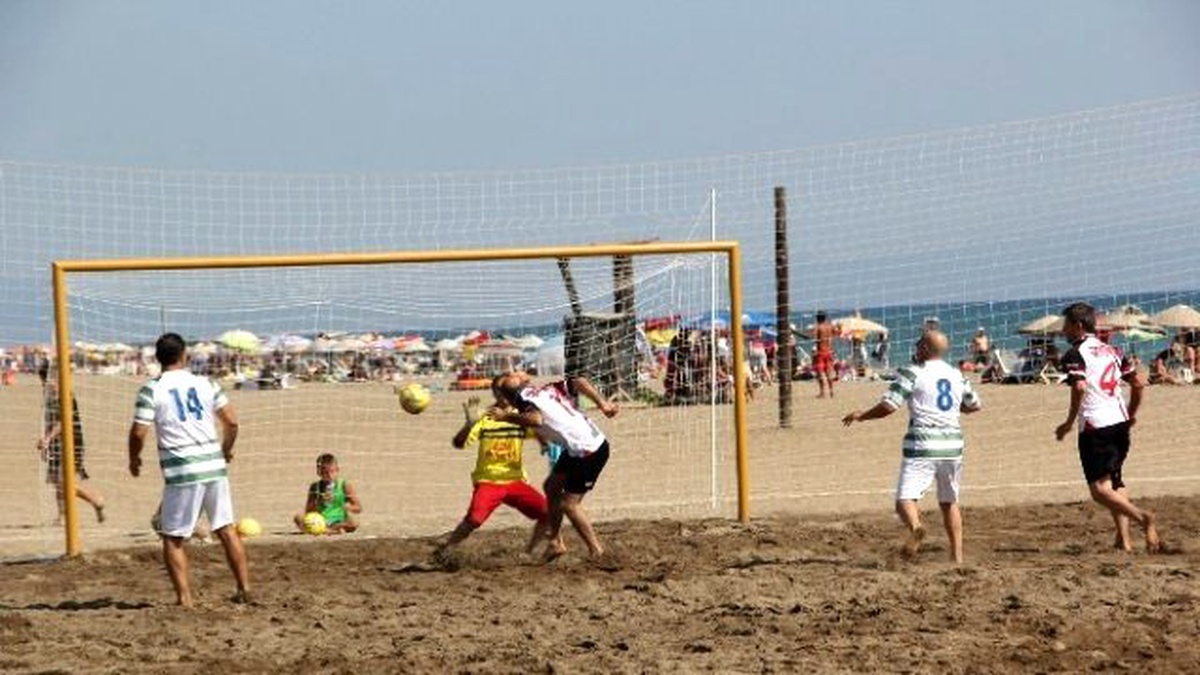 Gümüldür\'de Plaj Futbolu Heyecanı