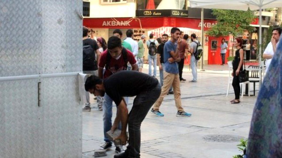 İzmir\'deki Suruç Eyleminde Gerginlik