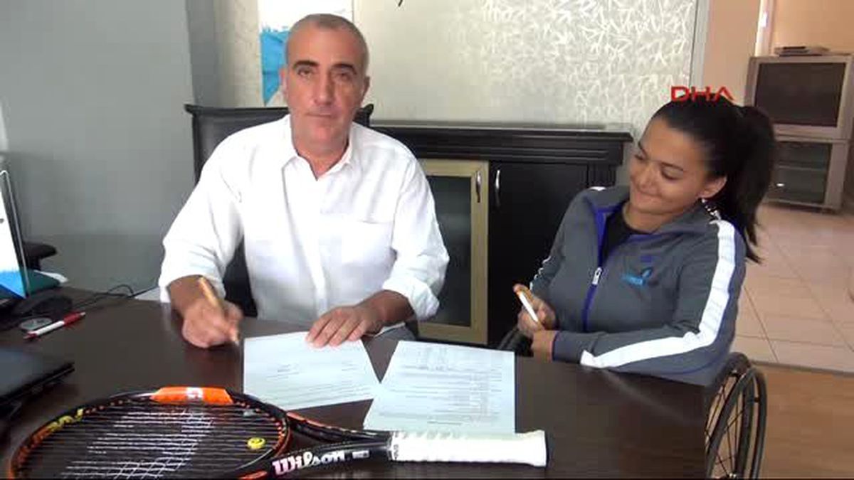 Yürüme Engelli Genç Kadın Tenis Sayesinde Dünyayı Geziyor