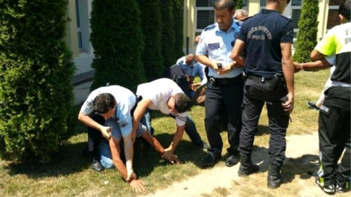 Kardeşini Bıçaklamaya Kalkışan Adamı, Polis Biber Gazıyla Engelledi