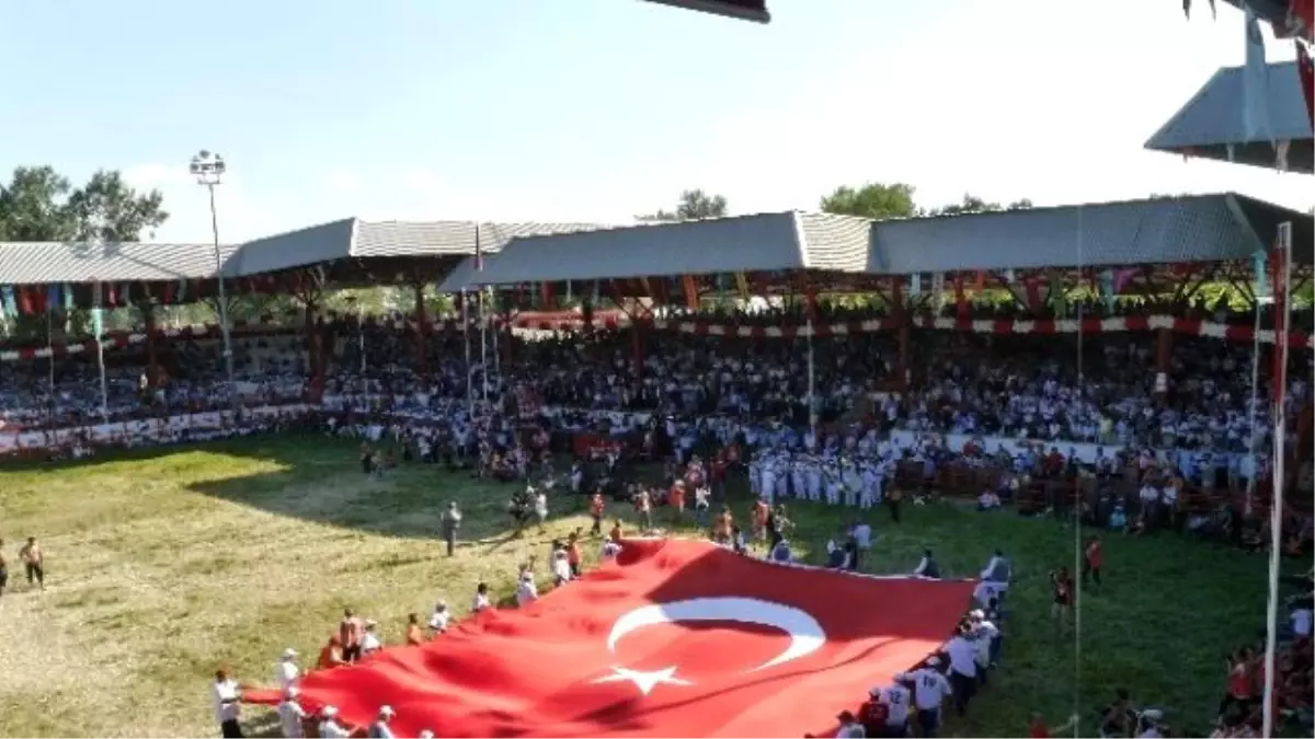 Kırkpınar\'da Dev Türk Bayrağı Açıldı