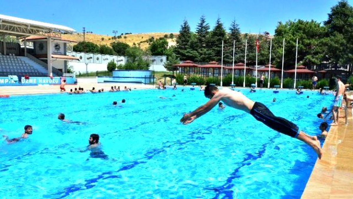 Malatya\'da Vatandaşlar Havuza Koştu