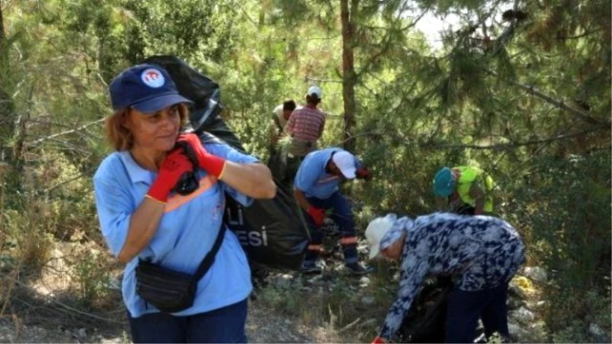 Mezitli Belediyesi Personeli Ormanlık Alanda Temizlik Yaptı