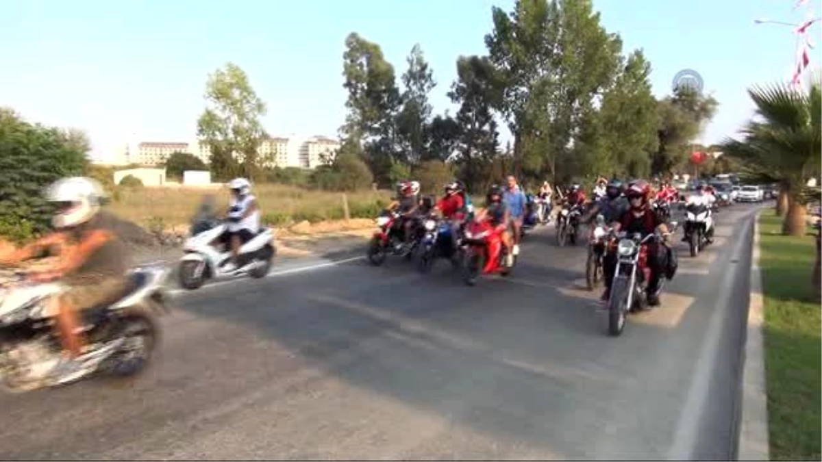 Motosiklet Tutkunları Ellerinde Dövizlerle Terör Olaylarını Protesto Etti