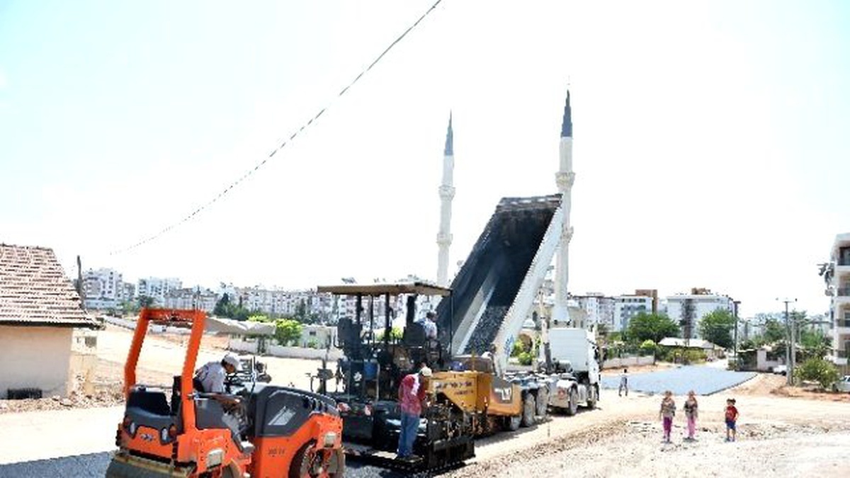 Muratpaşa Belediyesi\'nden Doğuyaka ve Kızıltoprak\'a Sıcak Asfalt