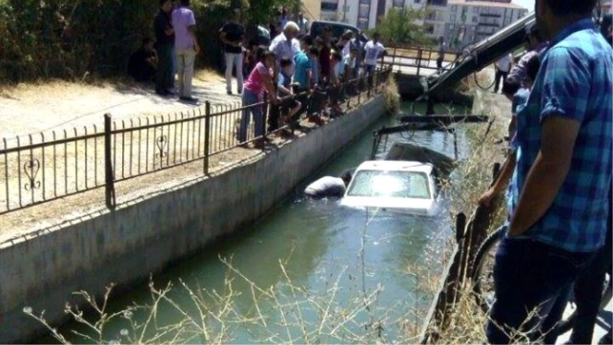 Otomobil Sulama Kanalına Uçtu: Dört Yaralı