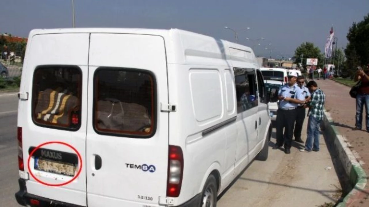 Plakası Çamurla Kamufle Edilen Minibüs Polisi Alarma Geçirdi