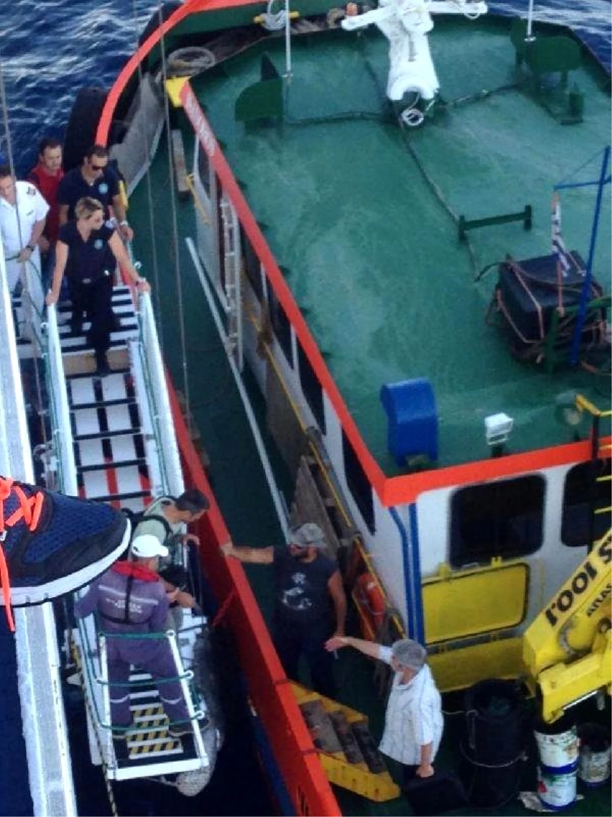 Sakız Adası Açıklarında Kaza Yapan Tur Gemisinin Çeşme\'ye Dönüşü Gecikti (2)