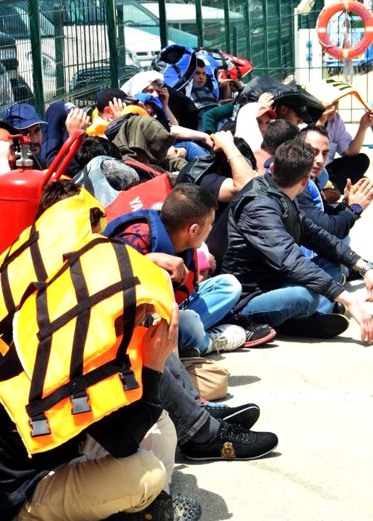 Tekneleri Bozulan 84 Suriyeli Kaçağı Sahil Güvenlik Kurtardı