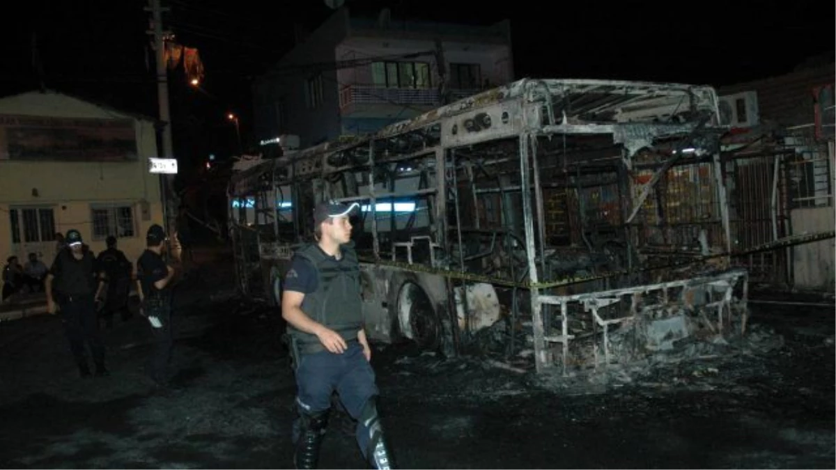 Terör Sempatizanları İzmir\'de Belediye Otobüsünü Yaktılar