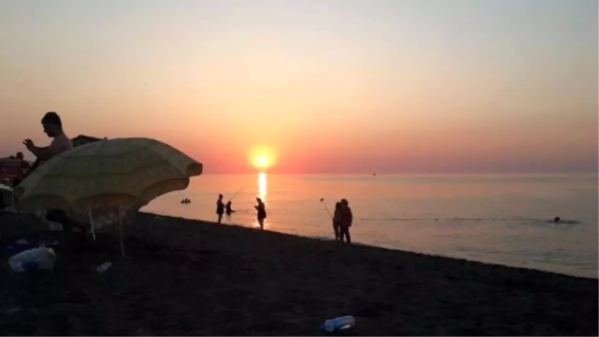 Akçakoca\'da Turistler Gün Batımını Fotoğraflamak İçin Nöbet Tuttuyor