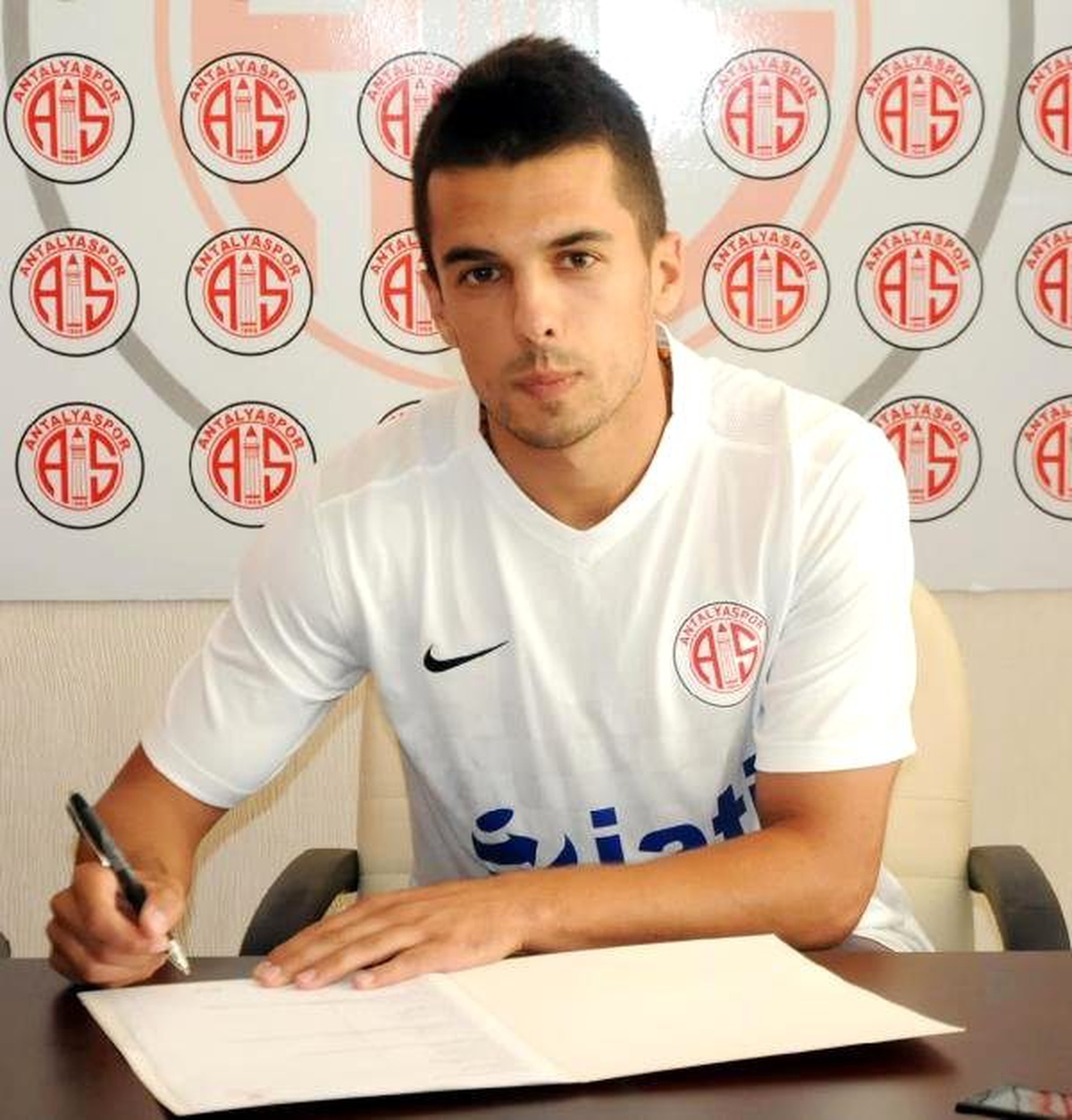 Antalyaspor, Kvesic ile 4 Yıllık Sözleşme İmzaladı