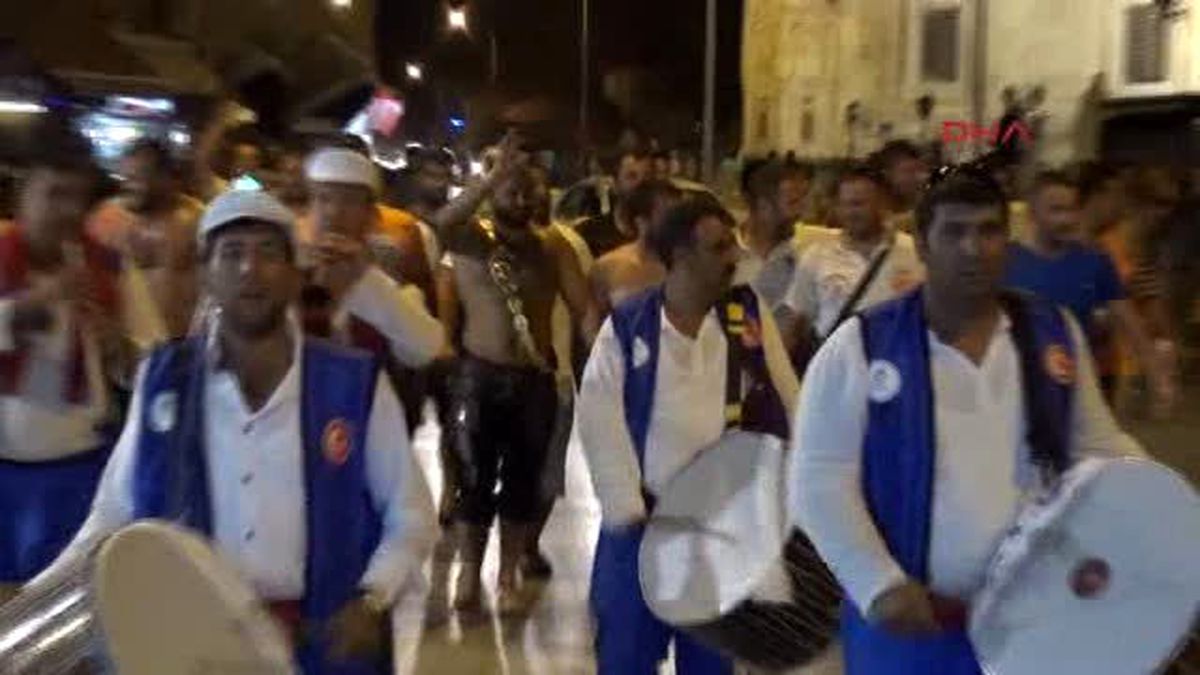 Başpehlivan Okulu\'nun Hamam Yürüyüşünde Caddeler Tıkandı