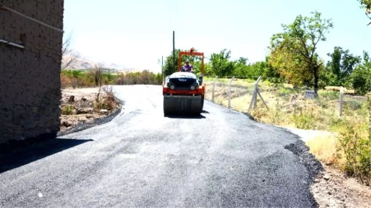 Büyükşehir Belediyesi, Kale\'nin Yollarını Asfaltlıyor