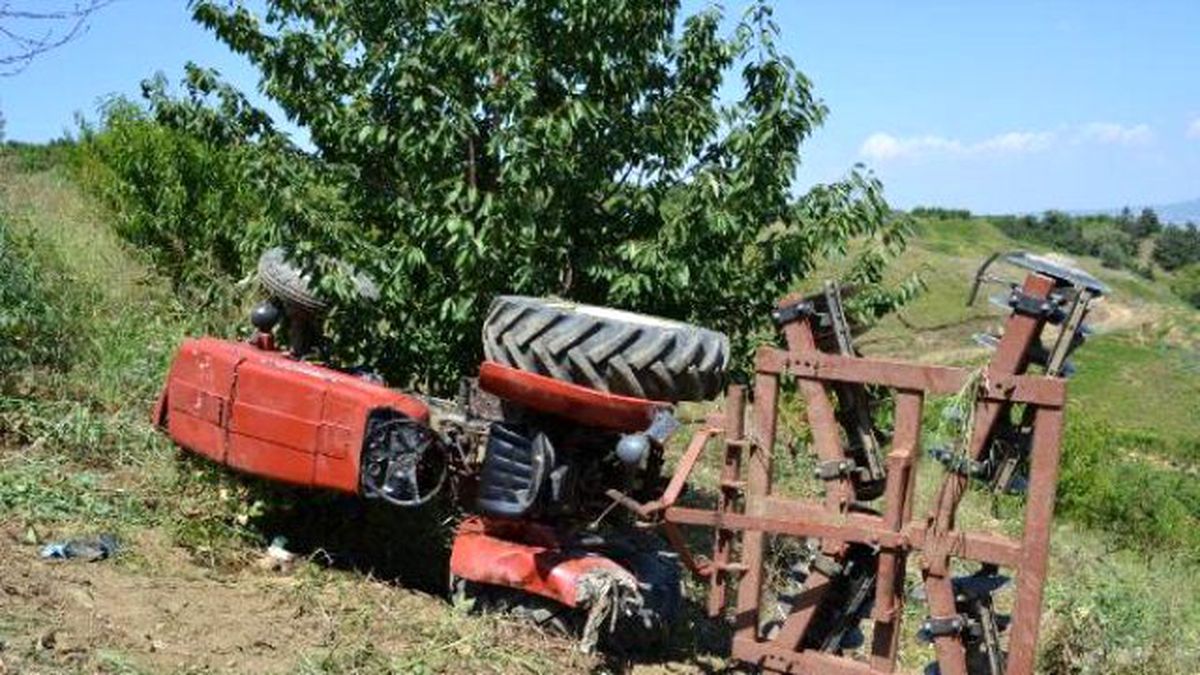 Devrilen Traktörünün Altında Kalarak Öldü
