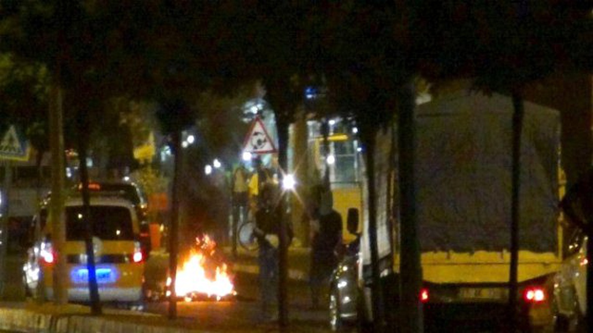 Diyarbakır\'da Lastik Yakan Göstericiler Yolu Trafiğe Kapattı