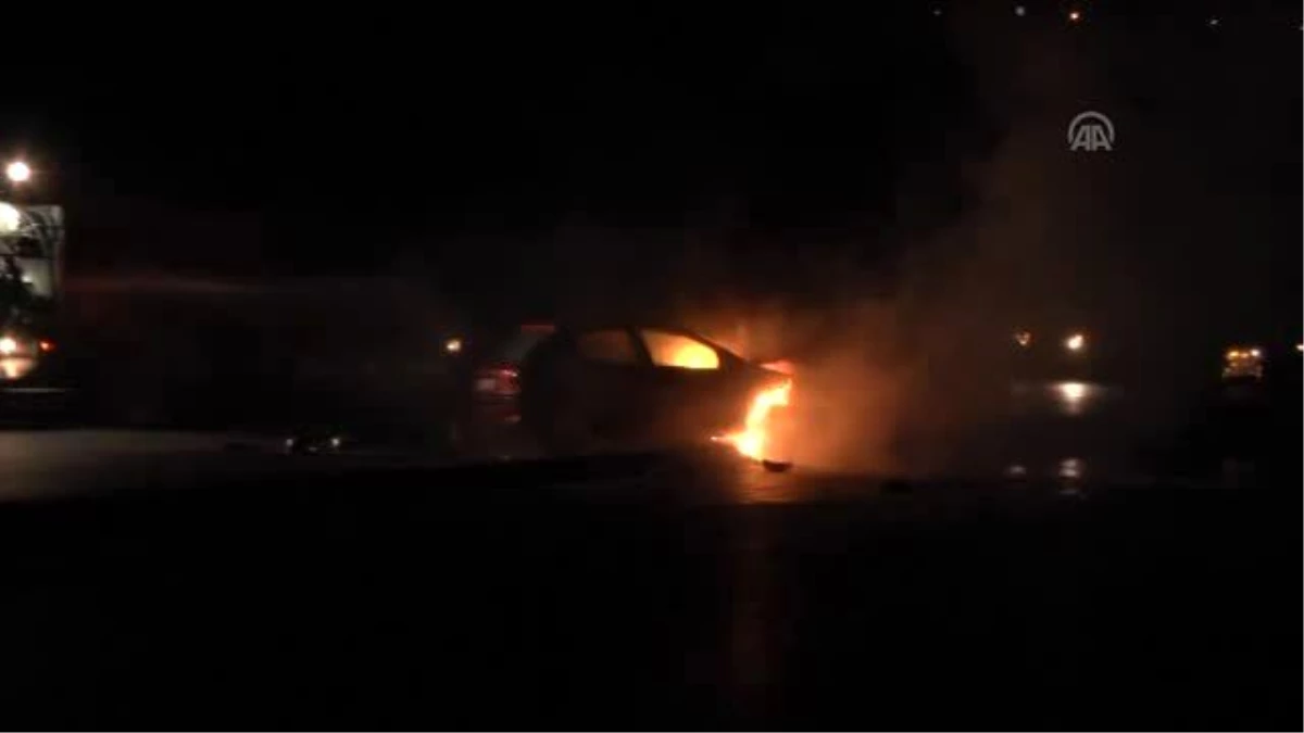 Elektrik Direğine Çarpan Otomobil Yandı: 3 Yaralı