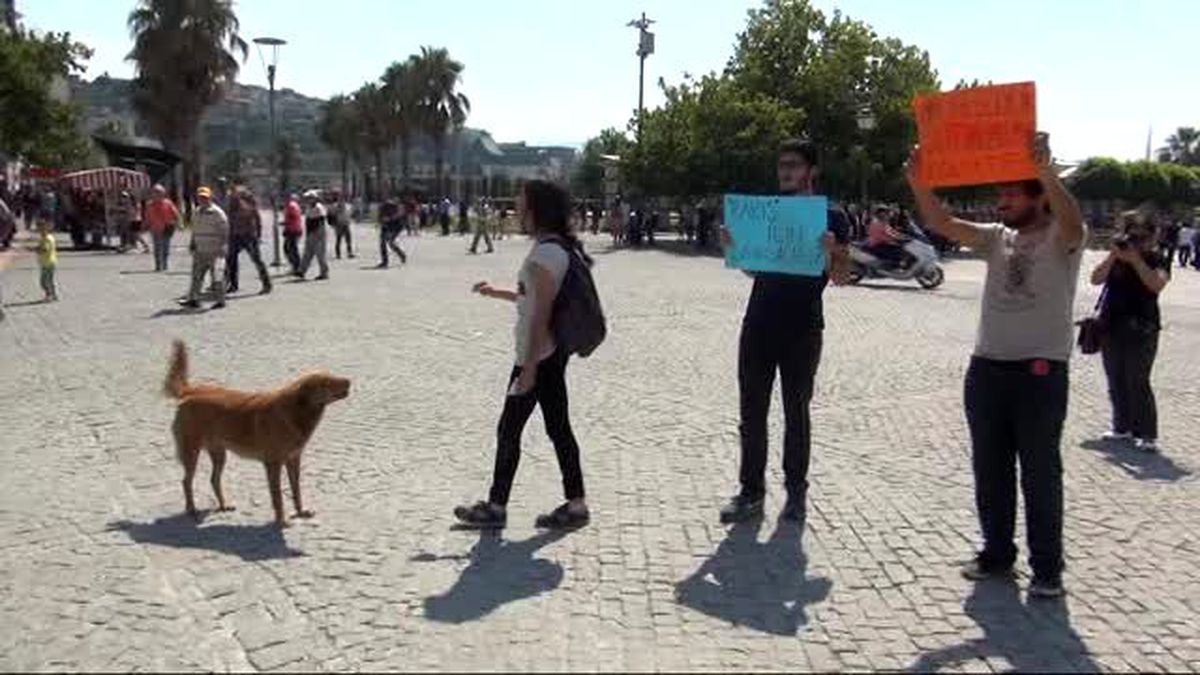 İzmir\'de Üç Kişilik Eyleme Dört Gözaltı