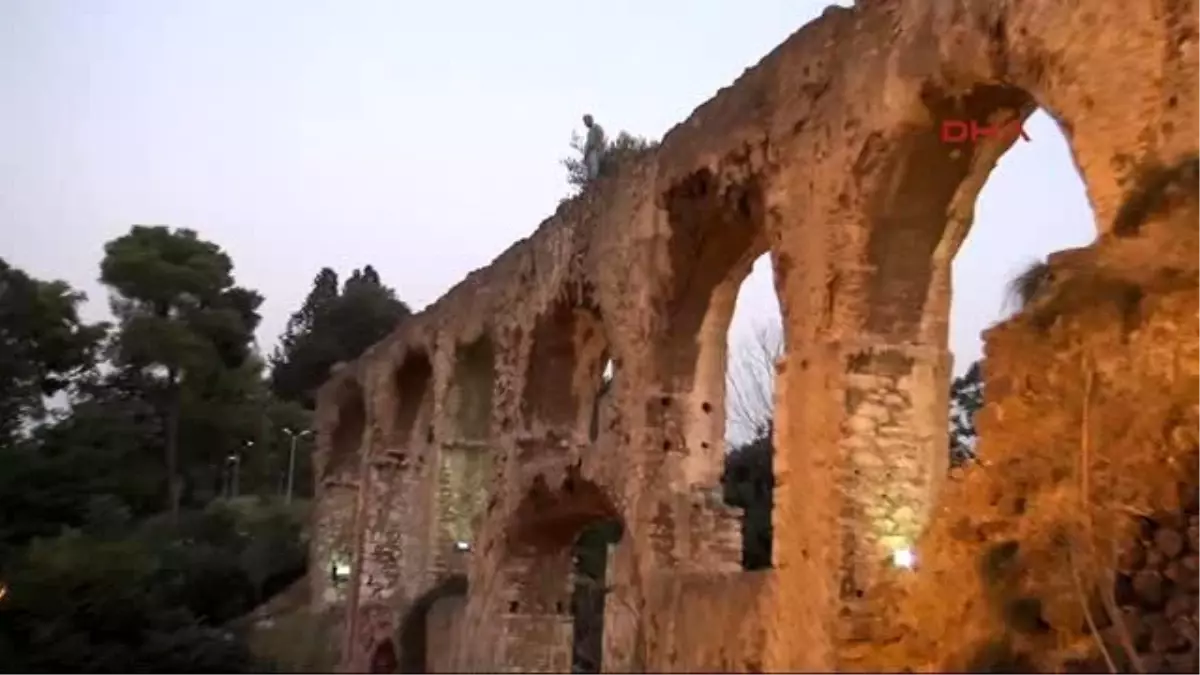 İzmir - Tarihi Su Kemerine Çıkarak İntihar Etmek İstedi