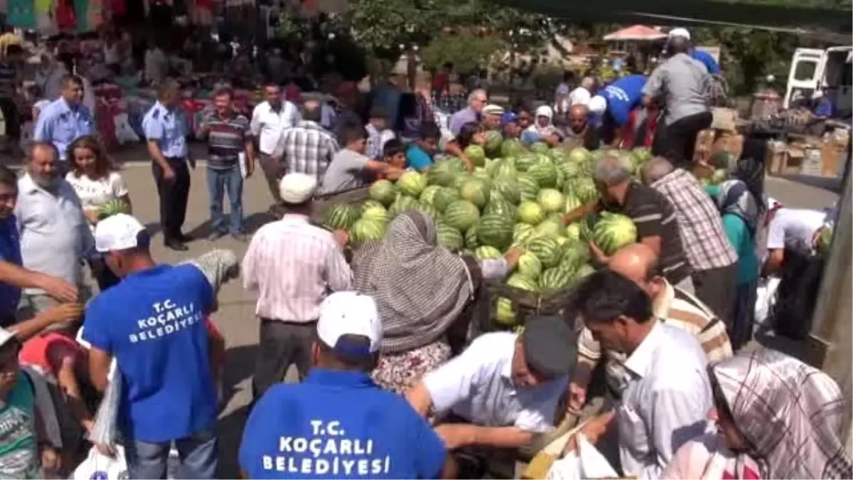 Karpuz Tarlada Kalınca Vatandaşa Bedava Dağıtıldı