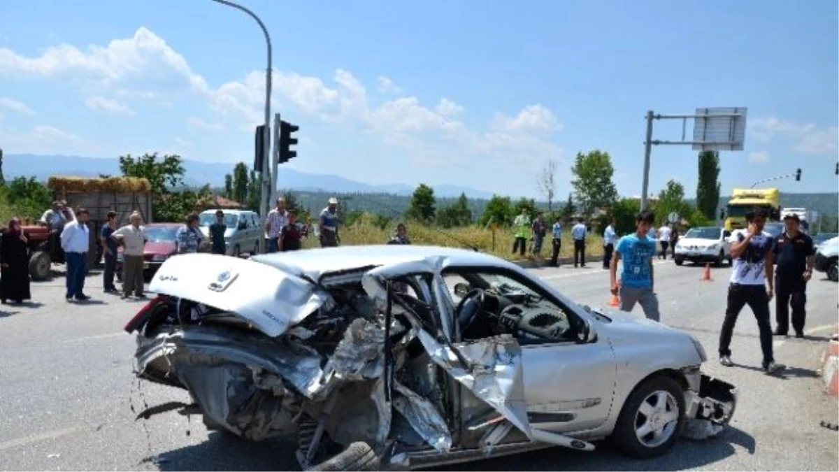 Kırmızı Işıkta Bekleyen Otomobile Otobüs Çarptı: 2 Yaralı