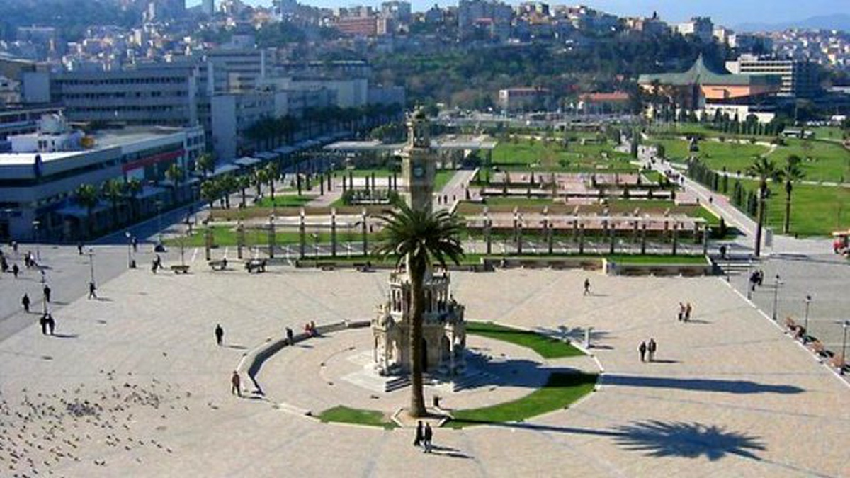 Konak Meydanı \'Şüpheli Motosiklet\' Nedeniyle Boşaltıldı