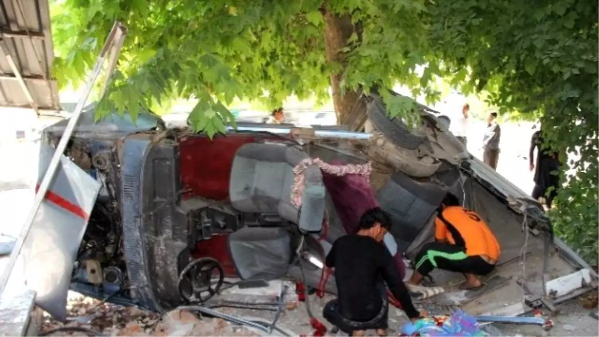 Suriyeli Türkmen Aile Paramparça Olan Otomobilden Sağ Çıktı