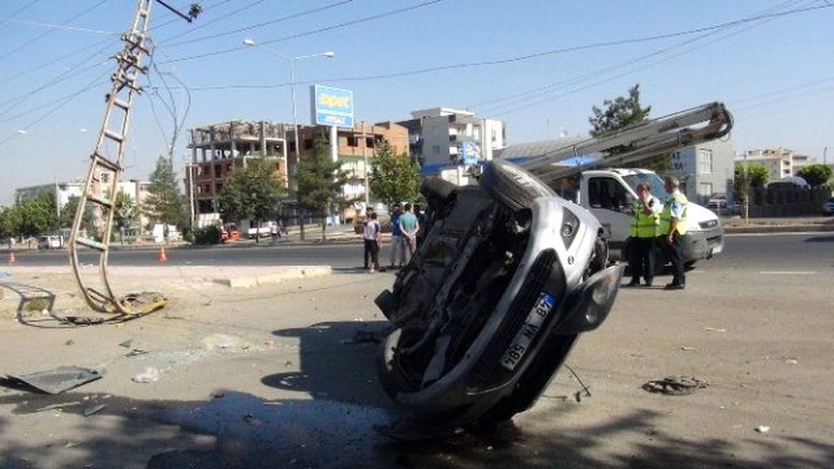 Takla Atan Araçta Yaralanan 4 Kişi Araçtan Çıkıp Kaza Yerinden Kaçtılar
