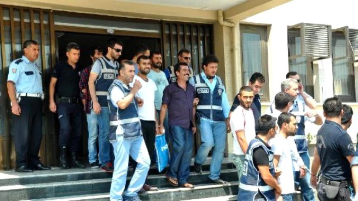 Tarsus\'ta, Suruç Protestosuna Katılanlar Adliyede