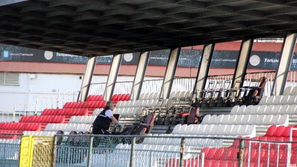 Tribünü Oynarken Yakmışlar