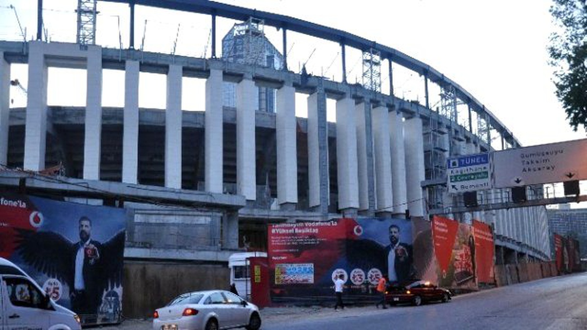 Vodafone Arena\'da Çatı İskeleti Çöktü: 2 Yaralı