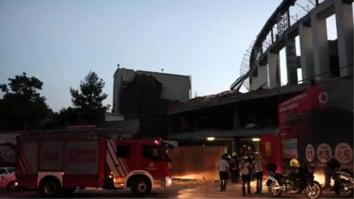 Vodafone Arena\'nın Çatı İskeleti Düştü: 2 Yaralı