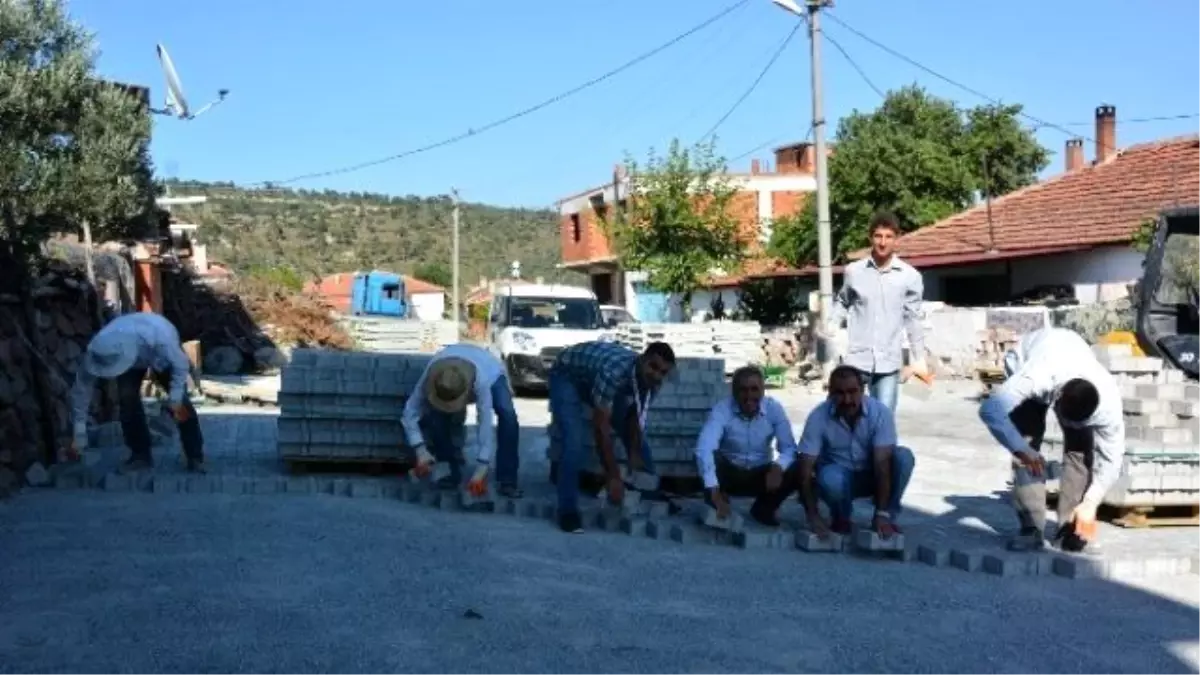 Yunusemre Belediyesi Örencik\'e Kilit Parke Taşı Döşüyor