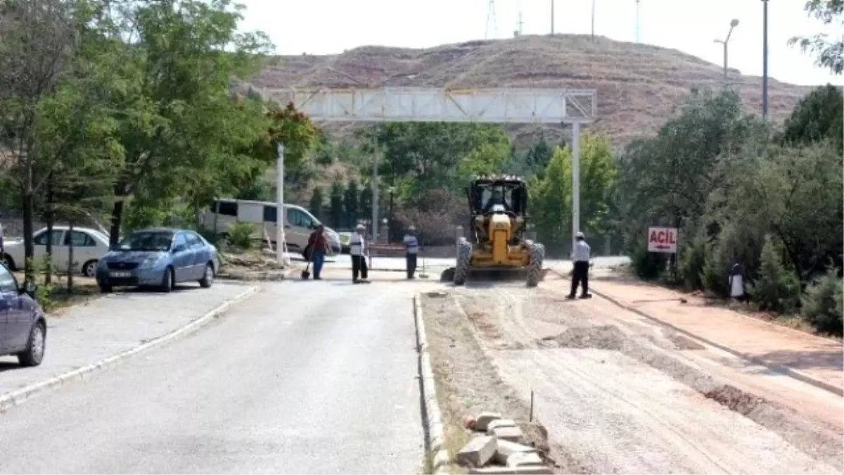 Belediye Hastanesinin Otopark Alanlarını Asfaltlıyor