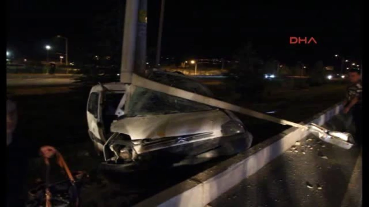 Burdur\'da Aydınlatma Direğine Çarpan Araçta 2 Kişi Yaralandı