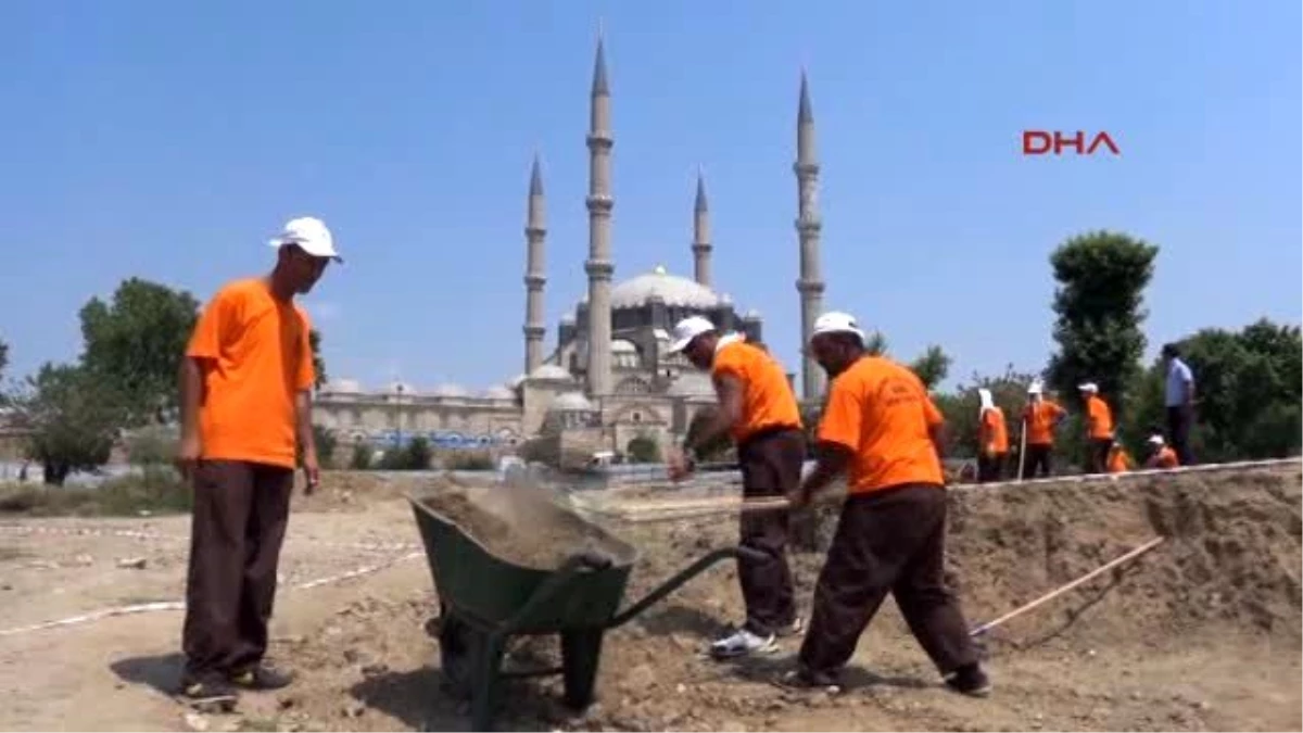 Edirne Selimiye Camii Kazı Çalışmasında Mahkum İşçiler Çalışıyor