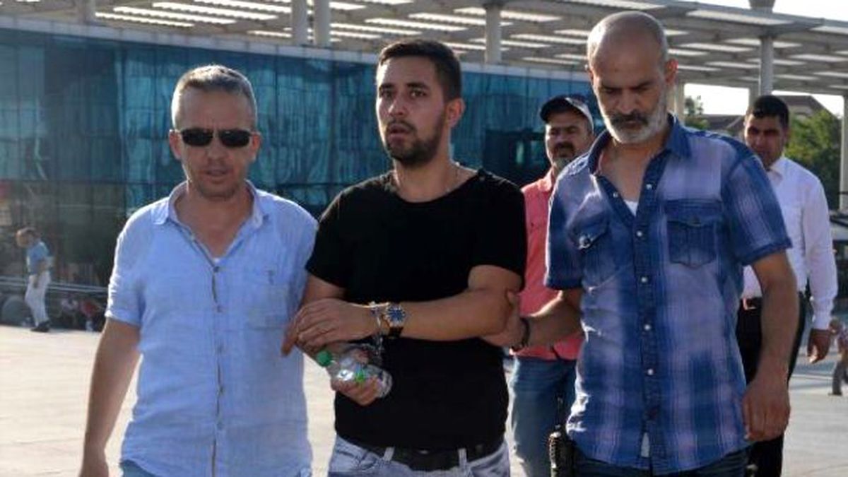 İcralık Olmasına Neden Olan Arkadaşını Avm\'de Bıçakladı