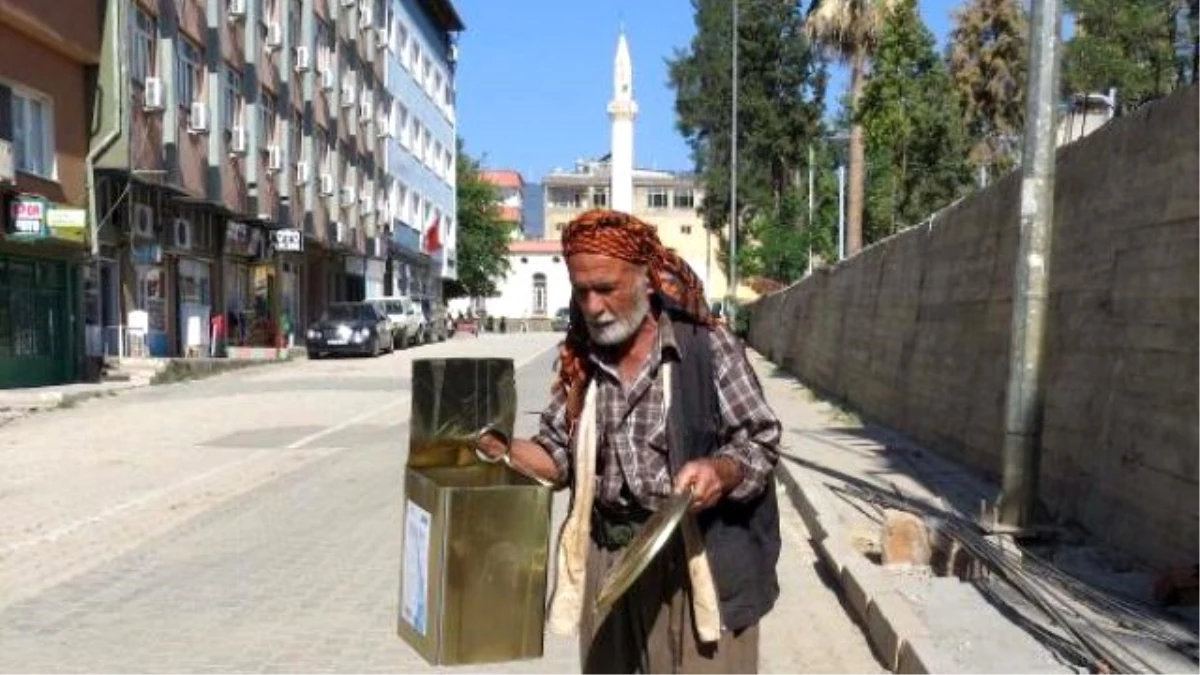 İş Bulamadığı İçin Suriyelileri Teneke Çalarak Protesto Etti