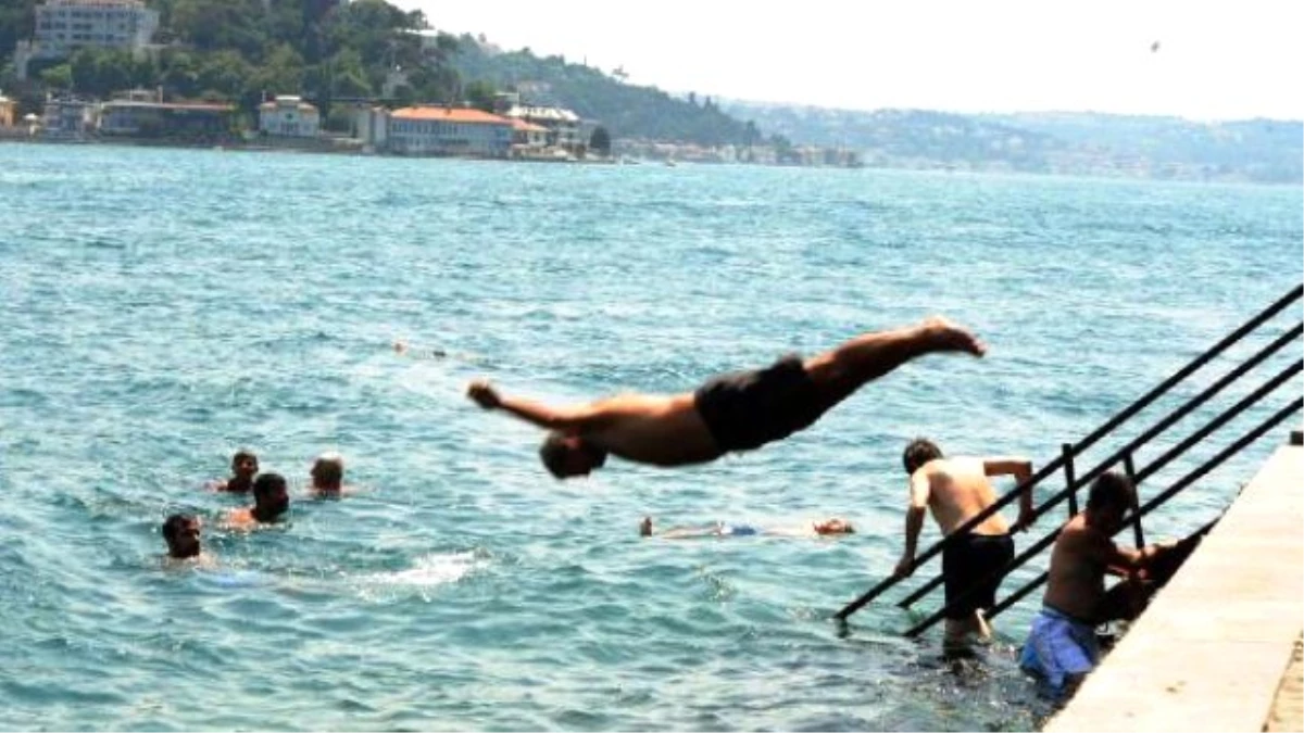 İstanbullular Serinlemek İçin Sahilleri Doldurdu